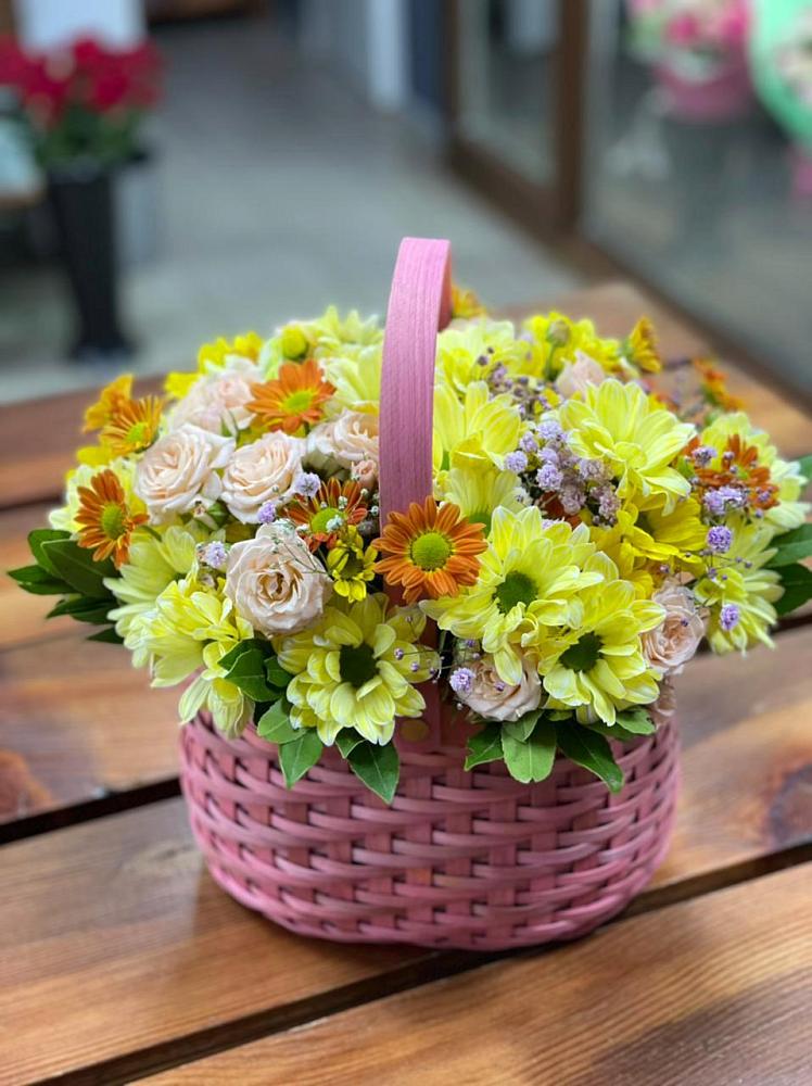 Цветочная композиция из Хризантемы и Розы в корзине в Грайвороне